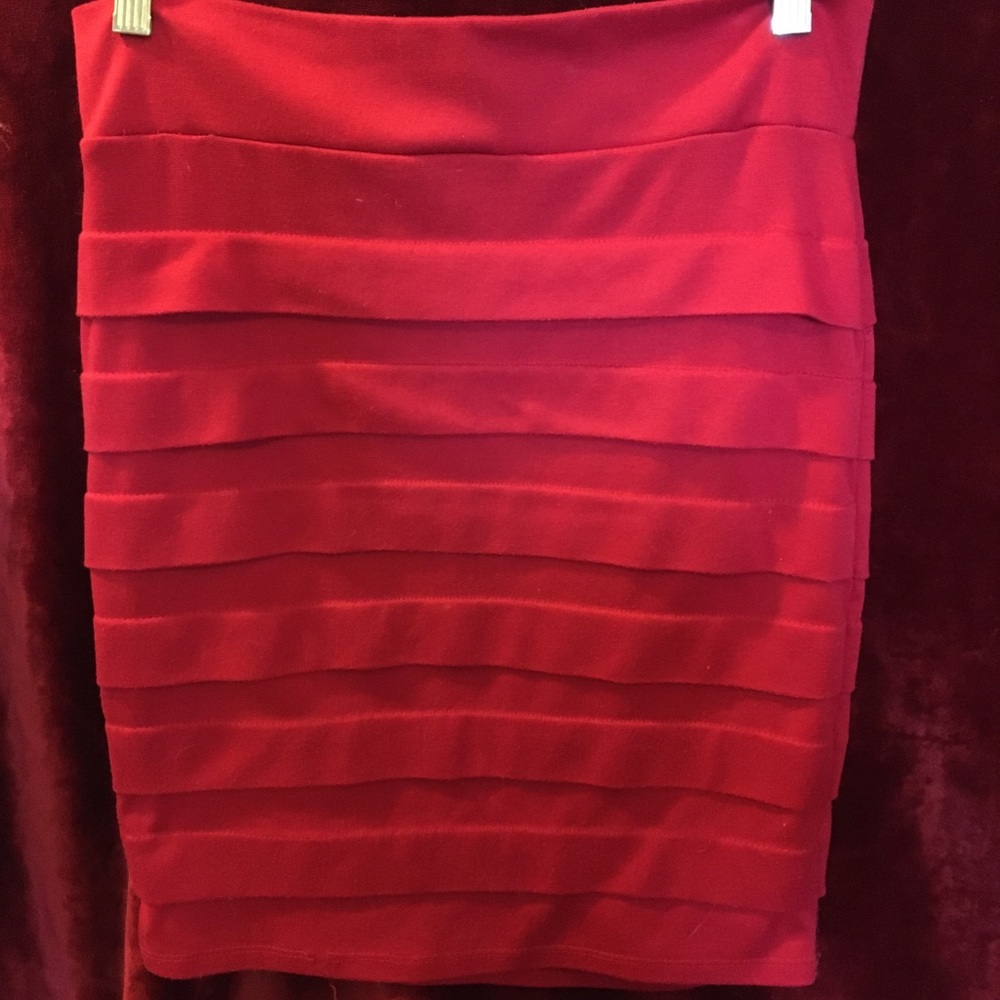 Stretchy red skirt